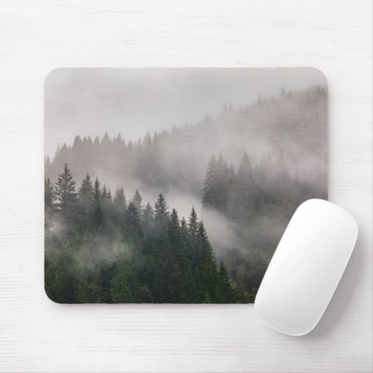 Nebelhafter Wald in den Bergen Mousepad (Mit Mouse)