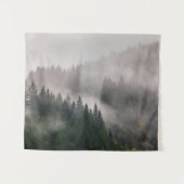 Nebelhafter Wald in den Bergen Wandteppich (Vorderseite (Horizontal))