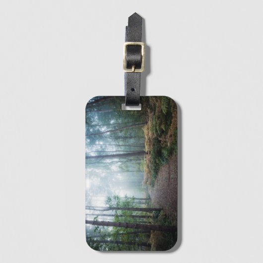 Nebelhafter Waldweg Gepäckanhänger (Vorderseite Vertikal)