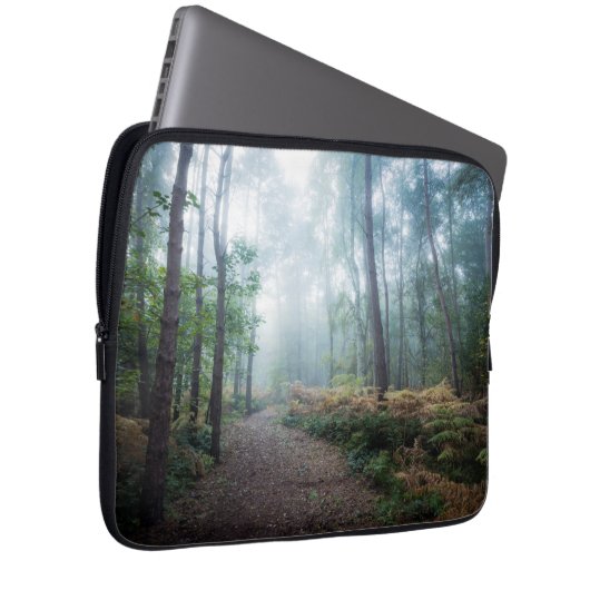 Nebelhafter Waldweg Laptopschutzhülle (Vorne Rechts)