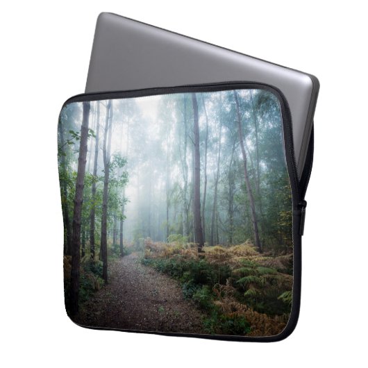 Nebelhafter Waldweg Laptopschutzhülle (Vorderseite Links)