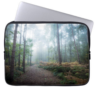 Nebelhafter Waldweg Laptopschutzhülle