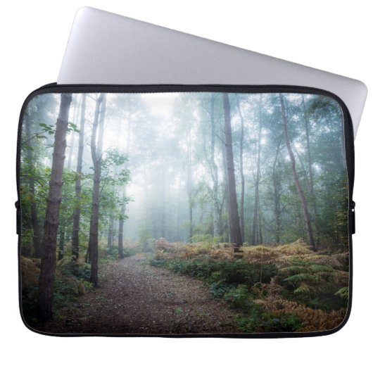 Nebelhafter Waldweg Laptopschutzhülle (Vorderseite)