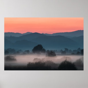 Nebelhaftes Landschaftspanorama bei Sonnenuntergan Poster
