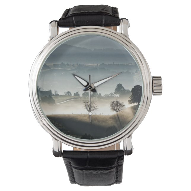 Nebelhaftes Schweizer Landschaftsbild Armbanduhr (Vorderseite)