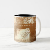 Nebelige Morgen-Brücken-Tasse II Zweifarbige Tasse (VorderseiteRechts)