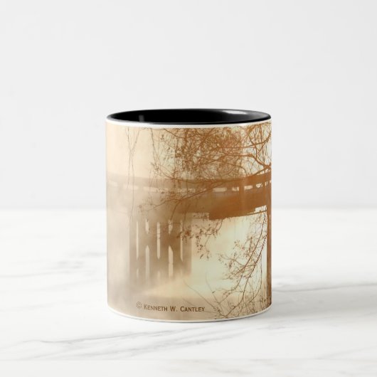 Nebelige Morgen-Brücken-Tasse II Zweifarbige Tasse (Mittel)