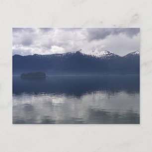 Nebeliger Alaskasee in Blautönen Postkarte