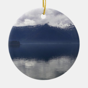 Nebeliger Alaskischer Ozean in Blautönen Keramikornament
