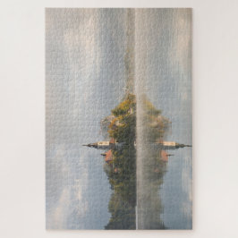 Nebeliger ausgebluteter Seesonnenaufgang mit Puzzle