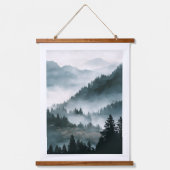 Nebeliger Bergwaldposter Wandteppich Mit Holzrahmen (Vorderseite)