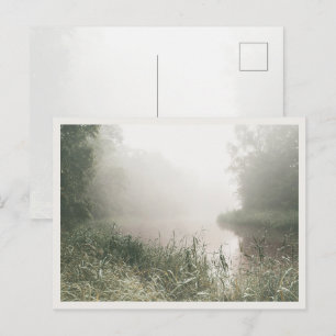 Nebeliger Flussmorgen, traumhafte Cottagecore-Land Postkarte