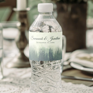 Nebeliger grüner Kiefernwald Rustikale Hochzeit Wasserflaschenetikett