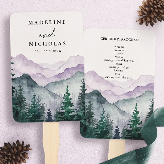 Nebeliger Hochzeitsprogramm Wald in den Bergen Fächer
