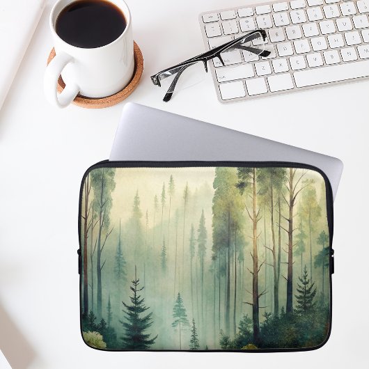 Nebeliger Immergrüner Wald Laptopschutzhülle