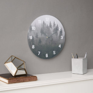 Nebeliger Immergrüner Waldlandschaft Große Wanduhr