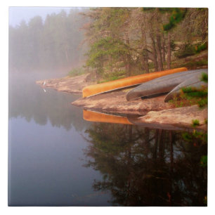 Nebeliger Kanu-Campingplatz, Lake Kawnipi, Fliese