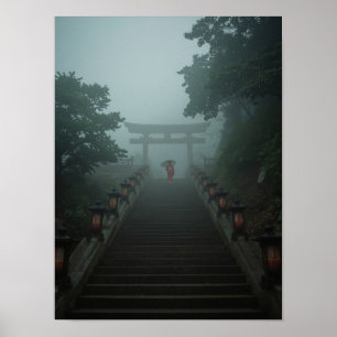 Nebeliger Morgen am Kyoto-Schrein – Torii-Tor und Poster