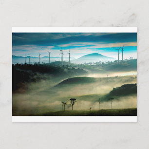 Nebeliger Morgenlandschaft auf dem Windpark Postkarte