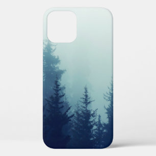 Nebeliger Nebel im Kiefernwald an Berghängen. Farb Case-Mate iPhone Hülle