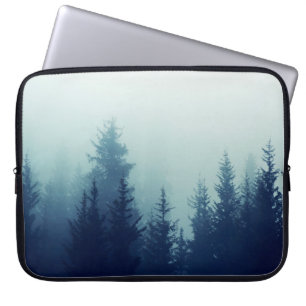 Nebeliger Nebel im Kiefernwald an Berghängen. Farb Laptopschutzhülle