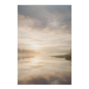 Nebeliger Seebeginn mit goldener Spiegelung Poster