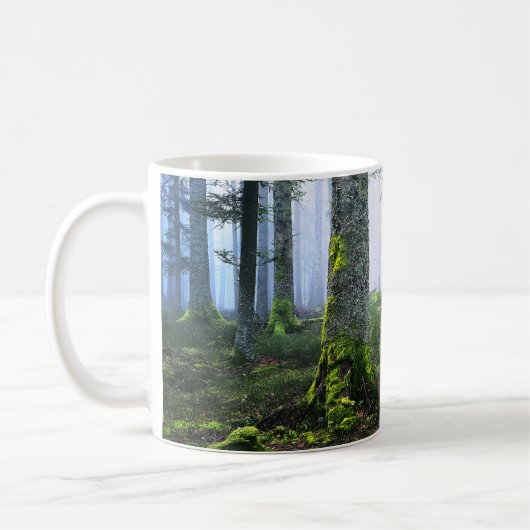 Nebeliger Wald bei Morgendämmerung Foto Kaffeetasse (Links)