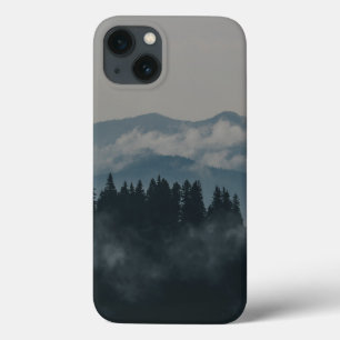 Nebeliger Waldgebirgslandschaft iPhone 13 Hülle. Case-Mate iPhone Hülle