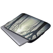 Nebeliger Waldpfad: Unheimliche Schönheit Laptopschutzhülle (Vorne Knopf)