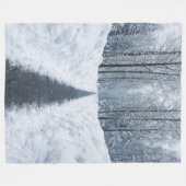 Nebeliger Winterwaldweg Winterlandschaft Fleecedecke (Vorderseite (Horizontal))