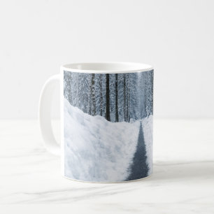 Nebeliger Winterwaldweg Winterlandschaft Kaffeetasse