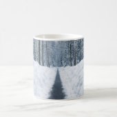 Nebeliger Winterwaldweg Winterlandschaft Kaffeetasse (Mittel)