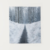 Nebeliger Winterwaldweg Winterlandschaft Wandteppich (Vorderseite)