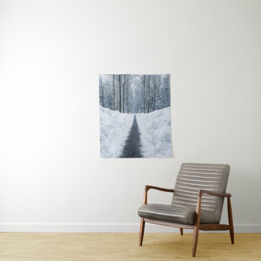 Nebeliger Winterwaldweg Winterlandschaft Wandteppich (Beispiel)
