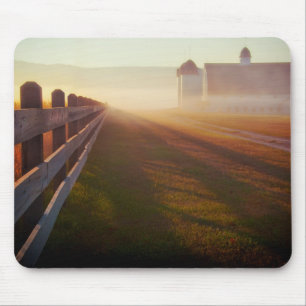 Nebeliger Zaun des Morgen-Bauernhof- am Mousepad