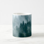 Nebellandschaft mit Tannenwald im Hipster Vintag Kaffeetasse (Mittel)