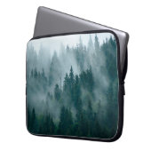 Nebellandschaft mit Tannenwald im Hipster Vintag Laptopschutzhülle (Vorderseite Links)
