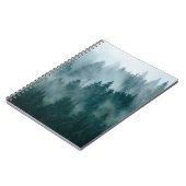 Nebellandschaft mit Tannenwald im Hipster Vintag Notizblock (Linke Seite)