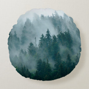 Nebellandschaft mit Tannenwald im Hipster Vintag Rundes Kissen