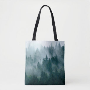 Nebellandschaft mit Tannenwald im Hipster Vintag Tasche