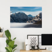 Nebelmeer und schneebedeckte Berge Poster (Heimbüro)