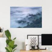 Nebelmorgendliche durch Bäume rollen Poster (Heimbüro)
