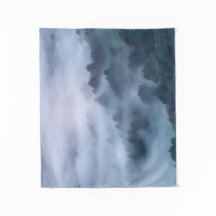 Nebelmorgendliche durch Bäume rollen