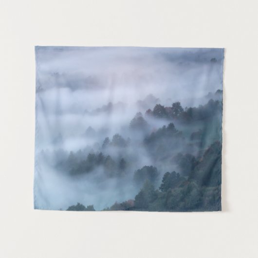 Nebelmorgendliche durch Bäume rollen Wandteppich (Vorderseite (Horizontal))