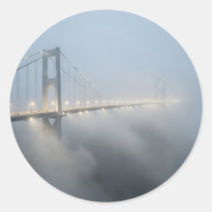 Nebelpassage – Atmosphärische Architektur-Klassike Runder Aufkleber