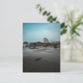 Nebelstrand mit Meeresstapeln Postkarte (Stehend Vorderseite)
