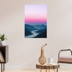 Nebelstrom, der bei Sonnenaufgang durch Berge flie Poster
