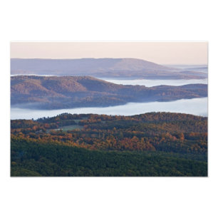 Nebelverhangene Täler und Herbstlaub in Ozark Fotodruck