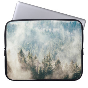 Nebelwald, mysteriöse Wälder am frühen Morgen Laptopschutzhülle