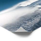 Nebelwolken über dem schneebedeckten Berg Snežnik, Poster (Ecke)